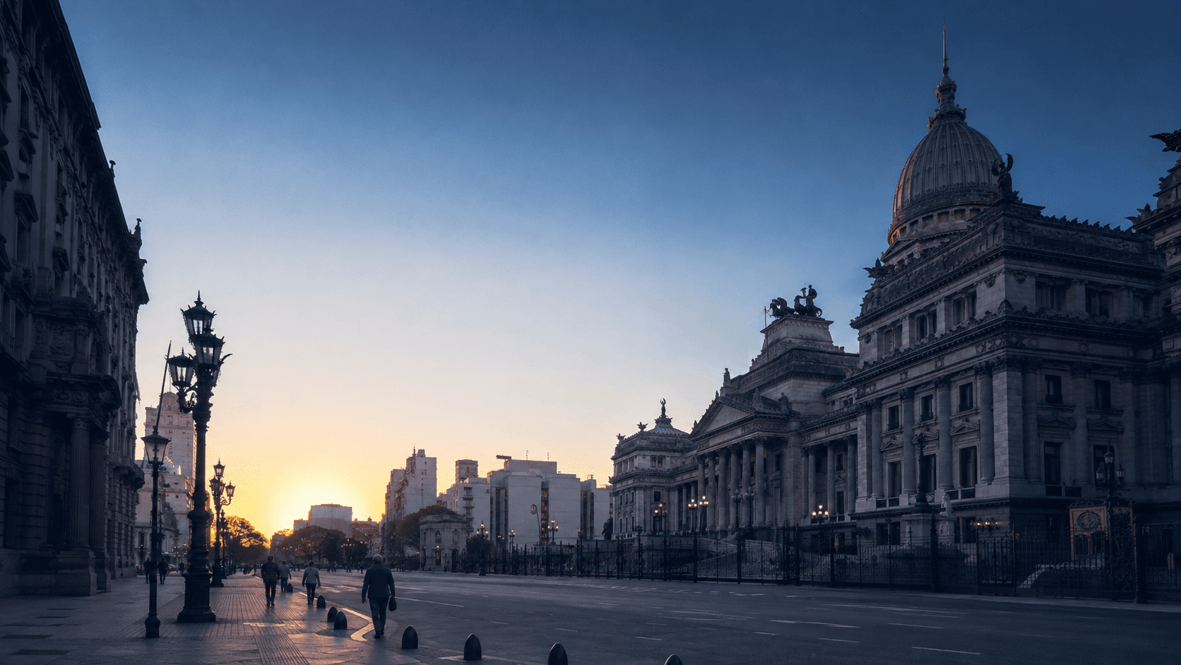 Avenida institucional al amanecer